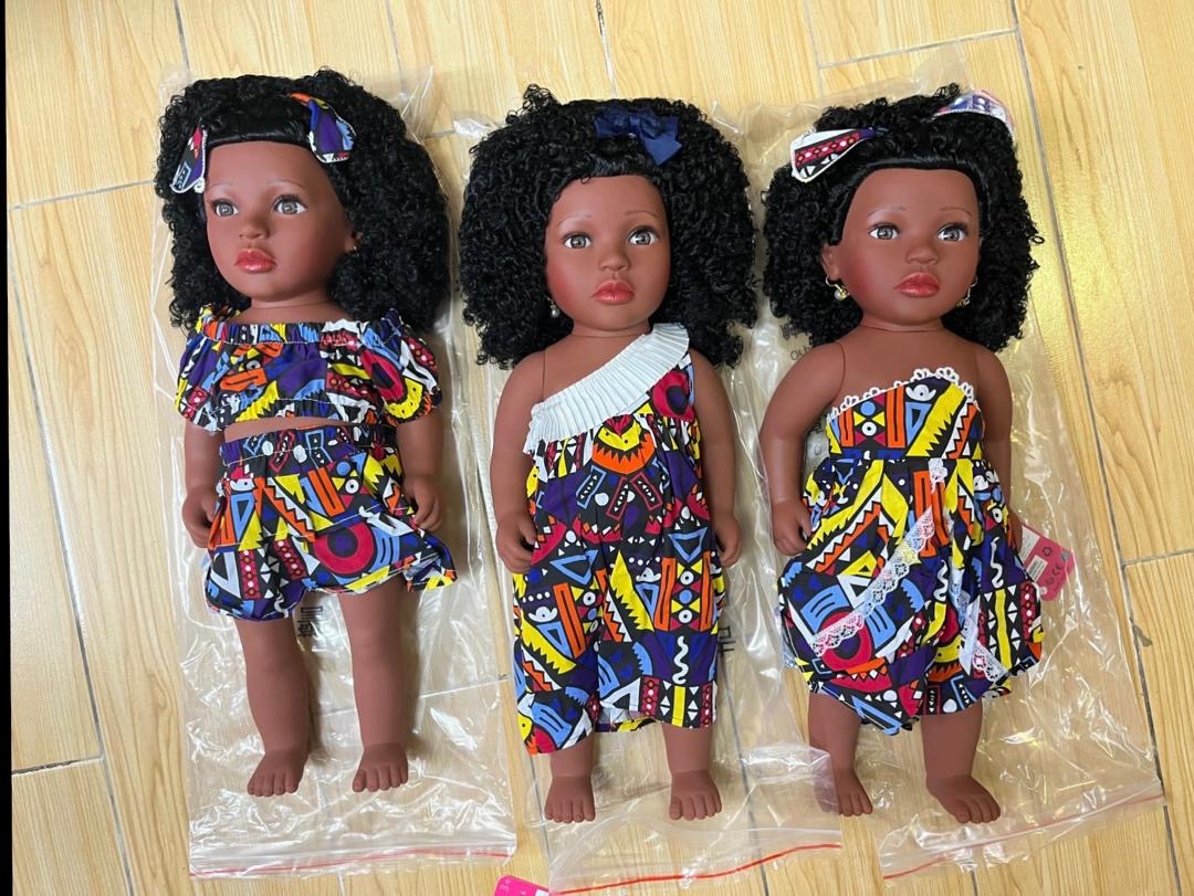 🧸 Poupée Afro avec Tenue Traditionnelle – Jouet Éducatif et Inclusif + 2 robe